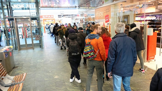 There are always queues at the few locations where stores are allowed to open on Sundays. (Bild: Christian Jauschowetz, Krone KREATIV)