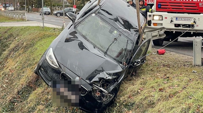 Das Unfallwrack wurde aus dem Graben geborgen.