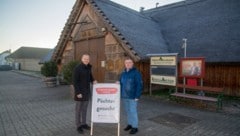 Bürgermeister Maximilian Köllner und Tourismuschef Gerhard Haider hoffen auf Interessenten für die Pusztascheune. (Bild: Charlotte Titz)