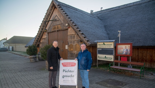 Bürgermeister Maximilian Köllner und Tourismuschef Gerhard Haider hoffen auf Interessenten für die Pusztascheune. (Bild: Charlotte Titz)