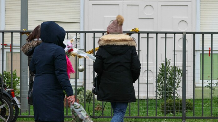 Nachbarinnen und Nachbarn legten vor der Wohnung der Familie Blumen ab.