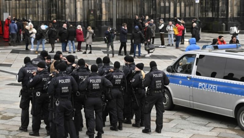 Die Sicherheitsvorschriften für den Kölner Dom wurden nach der Anschlagswarnung erhöht. (Bild: APA/dpa/Roberto Pfeil)