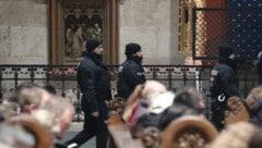 Polizei im Kölner Dom (Bild: APA/dpa/Sascha Thelen)