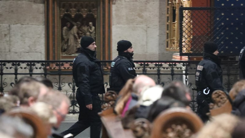 Sicherheitskräfte im Kölner Dom (Bild: APA/dpa/Sascha Thelen)