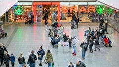 Am Stefanitag öffnete etwa der Supermarkt am Linzer Hauptbahnhof nach den Feiertagen. (Bild: Dostal Harald)