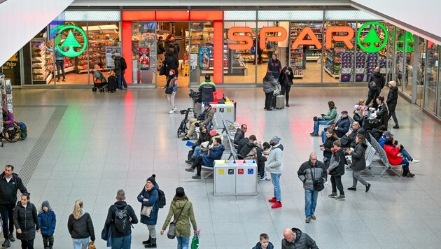Am Stefanitag öffnete etwa der Supermarkt am Linzer Hauptbahnhof nach den Feiertagen. (Bild: Dostal Harald)