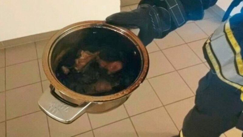 In einer Wohnung in Oberwart stand dieser Kochtopf in Flammen - das Essen ist verkohlt. (Bild: FF Oberwart)