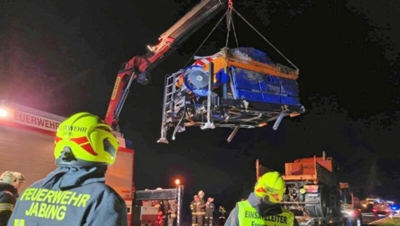 Ein mit Streusalz beladener Lkw der Straßenverwaltung kippte bei Jabing um. Die Bergung war schwierig. (Bild: Christian Schulter)
