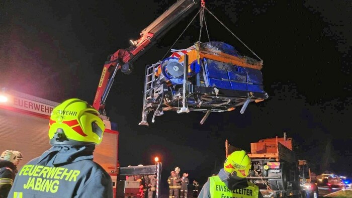 Ein mit Streusalz beladener Lkw der Straßenverwaltung kippte bei Jabing um. Die Bergung war ...