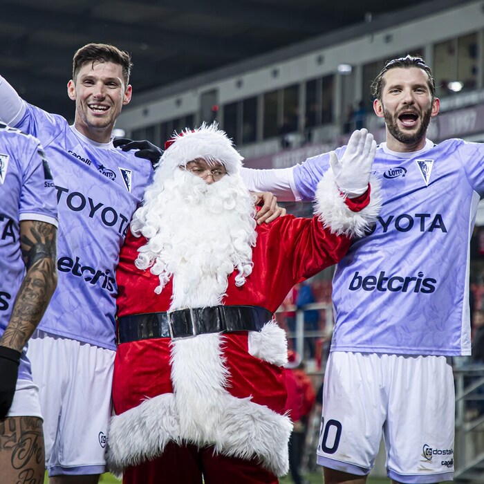 Benedikt Zech (links) und Alexander Gorgon (rechts) feiern mit dem Weihnachtsmann.