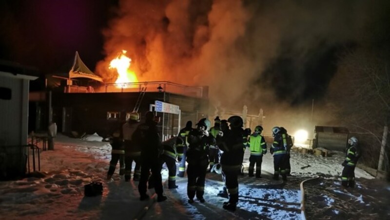 Feuerwehrleute von sieben Wehren rückten zum Brand auf die Koralpe aus. (Bild: Bachhiesl)