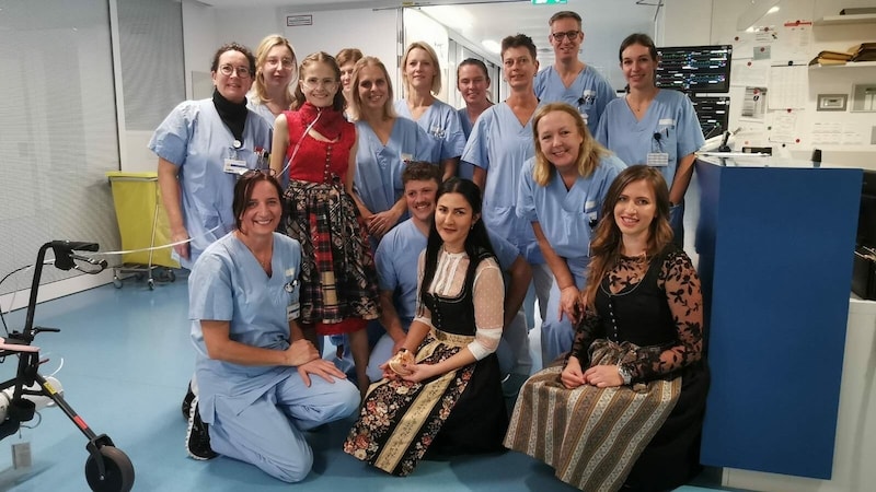 Berührender Moment 2023: Eine Intensivpatientin besucht mit dem Pflegeteam ihren Maturaball. (Bild: KABEG)