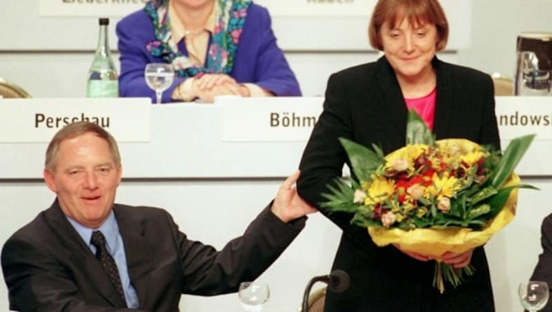 Der damals neue CDU-Vorsitzende Schäuble gratuliert auf dem CDU-Parteitag 1998 in Bonn der zur CDU-Generalsekretärin gewählten Angela Merkel. (Bild: APA/dpa/Michael Jung)