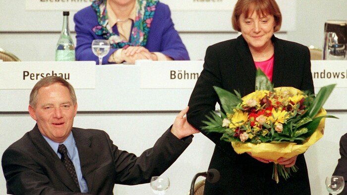 Der damals neue CDU-Vorsitzende Schäuble gratuliert auf dem CDU-Parteitag 1998 in Bonn der zur ...