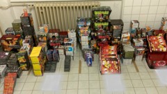 Illegale pyrotechnische Gegenstände wurden in Laa an der Thaya sichergestellt. (Bild: LPD NÖ)