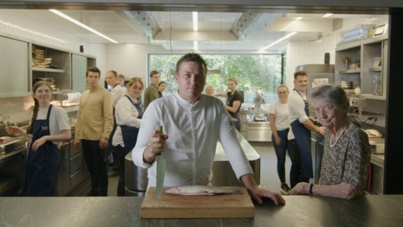 Vier-Hauben-Koch Philip Rachinger ließ das Kamerateam in seine Küche. (Bild: Oberösterreich Tourismus/Forafilm)