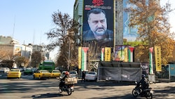 Ein Bild des getöteten Generals Mousavi auf den Straßen von Teheran (Bild: APA/AFP/ATTA KENARE)