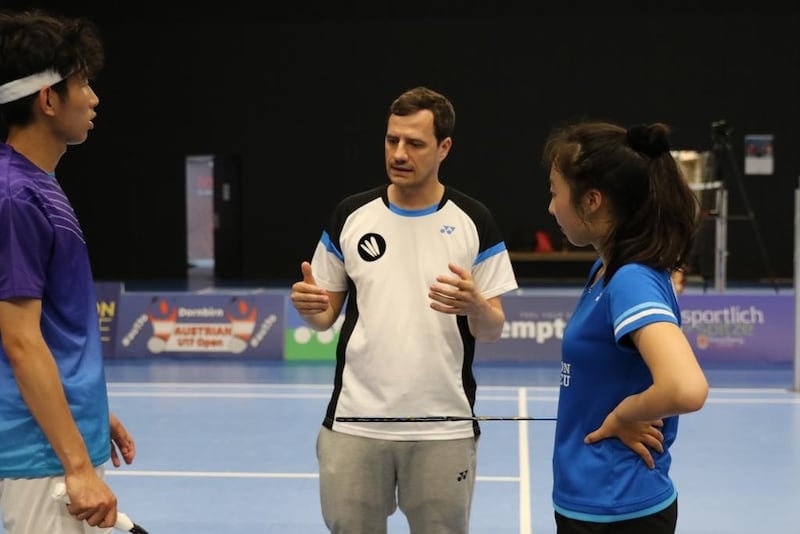 Manuel Rösler (center) with his protégés in Simmering. (Bild: WAT Simmering)