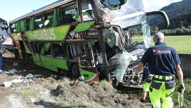 Eine Tote, viele Schwerverletzte: Das Unfalldrama mit einem Flixbus bei Micheldorf wird wohl 2024 verhandelt werden. (Bild: Rojsek-Wiedergut Uta)
