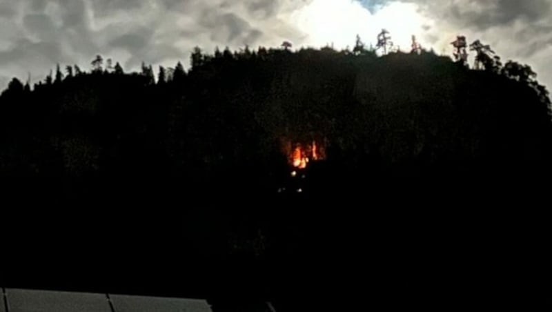 Das Feuer vom Rheintal aus betrachet. (Bild: Bergrettung Hohenems)