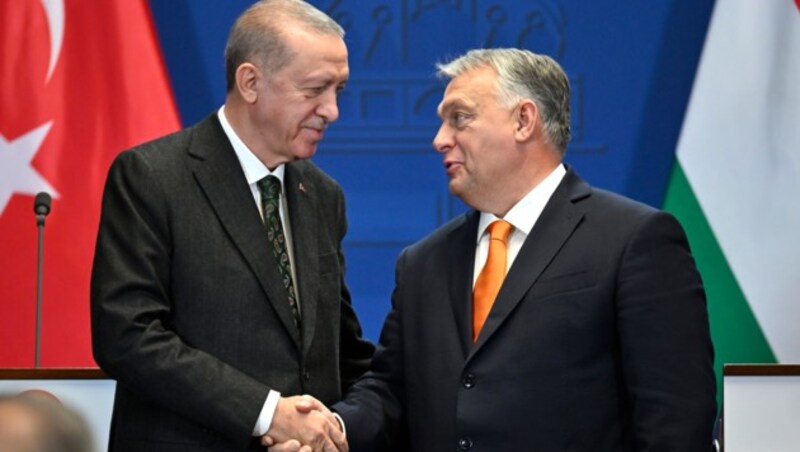 Auf einer Wellenlänge: Erdogan und Orban spielen Putin in die Hände. (Bild: AP)