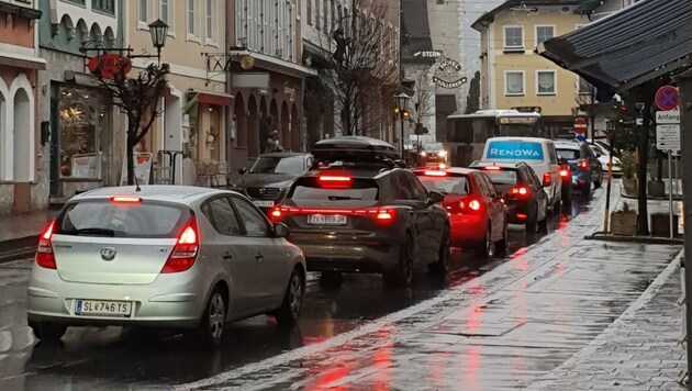 Verkehrskollaps in Golling - trotz Abfahrtssperren von der A10 (Bild: zVg)