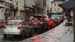 Verkehrskollaps in Golling - trotz Abfahrtssperren von der A10 (Bild: zVg)