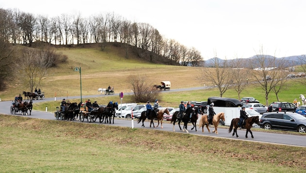 Die besinnliche Pferde-Prozession nach Schwarzensee in der Gemeinde Weissenbach ist ein Höhepunkt zur Weihnachtszeit. (Bild: Doris Seebacher)