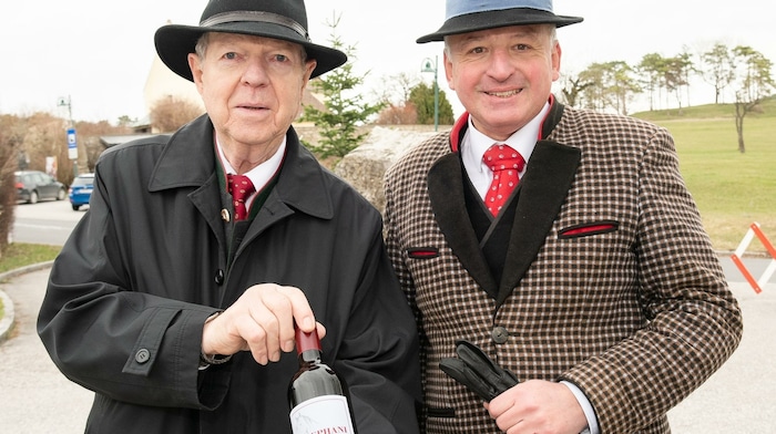 ürgermeister Johann Miedl (links) und Otto Kurt Knoll mit dem Jubiläumswein.