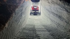 Selbst die schweren Einsatzgeräte der Bergrettung konnten die Schneemassen bisher nicht bewältigen. (Bild: BR)
