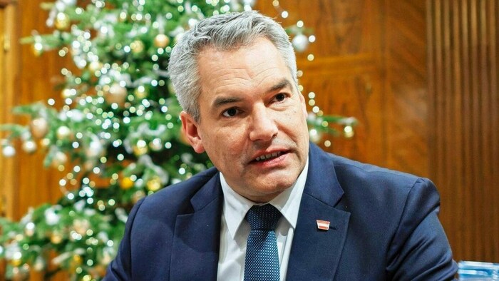 Karl Nehammer im „Krone“-Gespräch vor dem Christbaum im früheren Kreisky-Zimmer