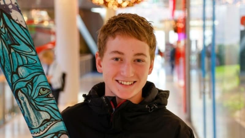 Jonas Eichhorn, 14, Schüler, aus Puch: „Ich habe mit meinem Vater einen Skihelm gekauft. Ich will vor Ort beraten werden, daher kaufe ich meine Sachen nicht im Netz. Sonst habe ich lauter tolle Geschenke zu Weihnachten bekommen.“ (Bild: Tschepp Markus)