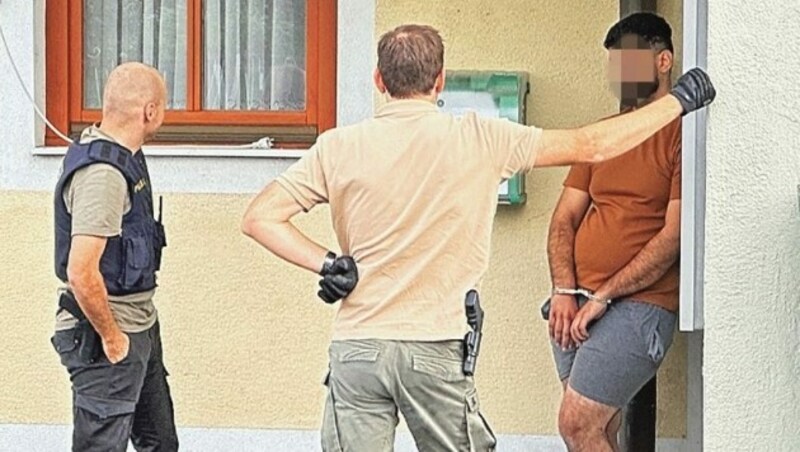 Polizei greift hart durch: Dieser Verdächtige ist einer von 289 mutmaßlichen Schleppern, die heuer im Burgenland festgenommen wurden. (Bild: Christian Schulter)