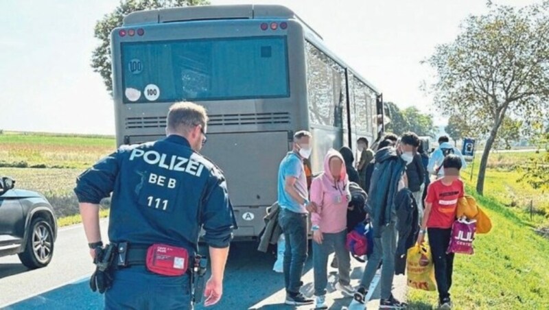 Mehr als 29.800 Migranten tauchten seit Jänner im Burgenland auf. Mit Bussen der Polizei oder des Bundesheeres kamen sie zur Bearbeitungsstelle. (Bild: Christian Schulter)