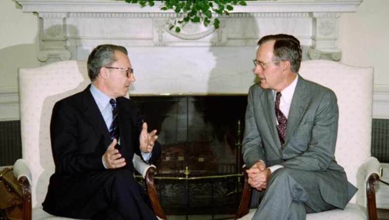 Delors mit dem damaligen US-Präsidenten George Bush im Weißen Haus 1990 (Bild: AFP)