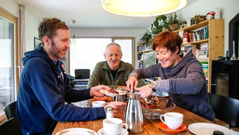 Eine Biathlon-verrückte Familie: Alfred Eder (M.) mit Sohn Simon (li.) und Nichte Sandra Flunger. (Bild: Tröster Andreas)