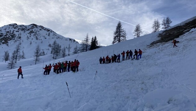 Zahlreiche Helfer suchten nach Verschütteten. (Bild: LPD Kärnten)