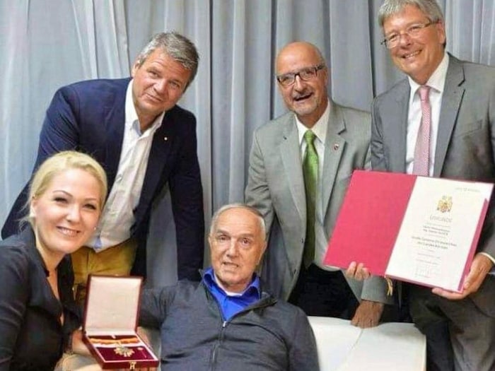 Landeshauptmann Peter Kaiser überreichte damals dem Waffenproduzenten das Goldene Ehrenzeichen ...