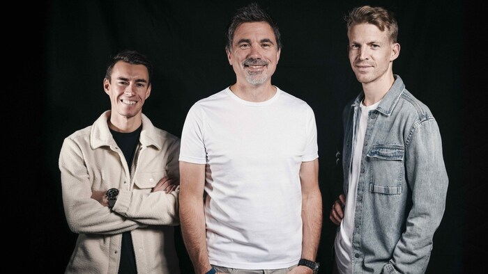 Stefan Kraft (links) und Michael Hayböck (rechts) mit ihrem strategischen Coach Patrick Murnig.