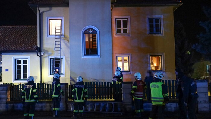 Über eine Leiter wurde die Frau gerettet.