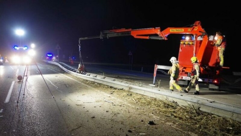 Die Helfer kümmerten sich auch um die beschädigte Leitschiene auf der Dornbirner Straße. (Bild: Feuerwehr Lustenau)