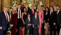 Vor dem üppig geschmückten Christbaum posiert Familie Trump - doch eine wichtige Person fehlt. (Bild: instagram.com/queenkimberlyguilfoyle)