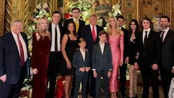 Vor dem üppig geschmückten Christbaum posiert Familie Trump - doch eine wichtige Person fehlt. (Bild: instagram.com/queenkimberlyguilfoyle)