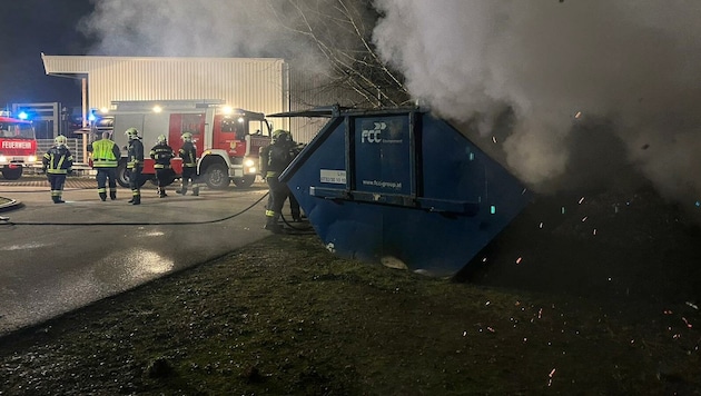 Die Vorfälle in der Unterkunft gipfelten im Brand eines Containers. (Bild: FF Steyregg)