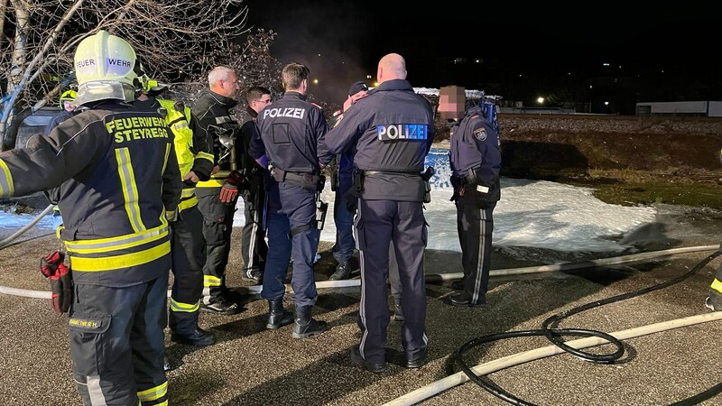 Die Polizei rückte mit sieben Streifen an, um die Feuerwehrleute zu beschützen. (Bild: FF Steyregg, Krone KREATIV)