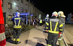 Vor dem Asylquartier in Steyregg kam es zu den Übergriffen. (Bild: Feuerwehr Steyregg)