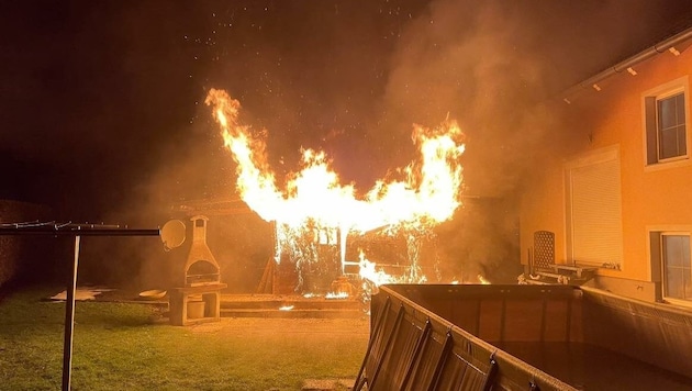 Die Flammen drohten auf das angrenzende Wohnhaus überzugreifen. (Bild: FF St. Andrä )