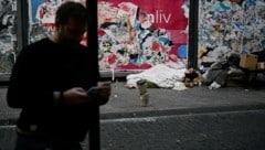 Ein obdachloses Paar schläft auf der Straße in Buenos Aires. (Bild: APA/AFP/LUIS ROBAYO)