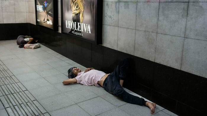 Obdachlose schlafen in einer U-Bahn-Station in Buenos Aires.