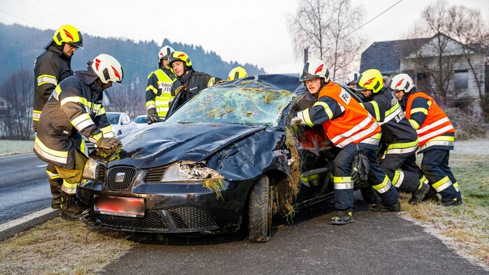 Die Kameraden zweier Feuerwehren bargen das Wrack.